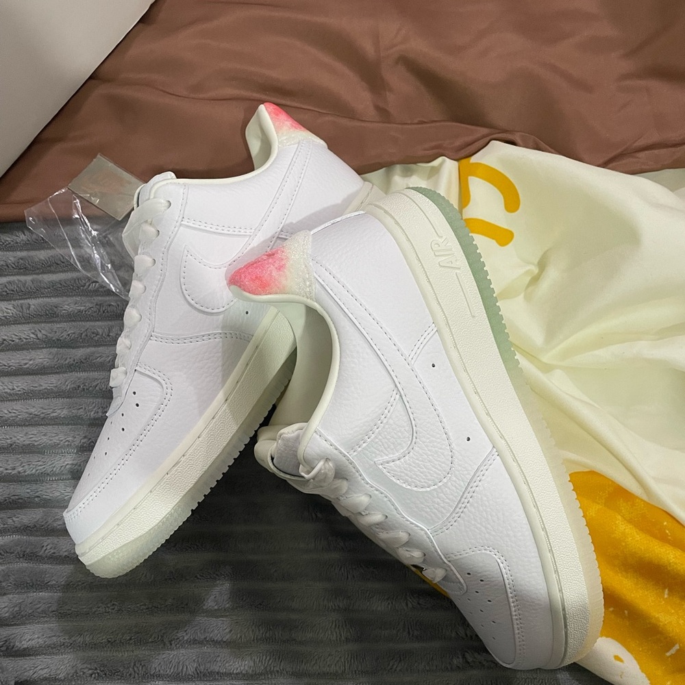 White Women's Low-Top Sneakers with Pink Heel Accent - Picture 4 of 9